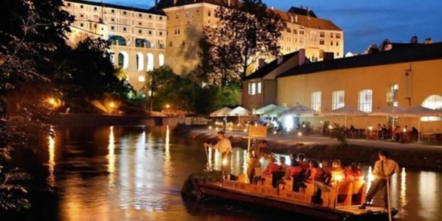 Siguiendo-las-huellas-de-la-navegación-en-balsa-de-madera-en-la-región-de-Cesky-Krumlov.-foto-portada