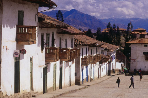 Otra vista de la plaza principal de Chacas, casonas tradicionales y mucha historia