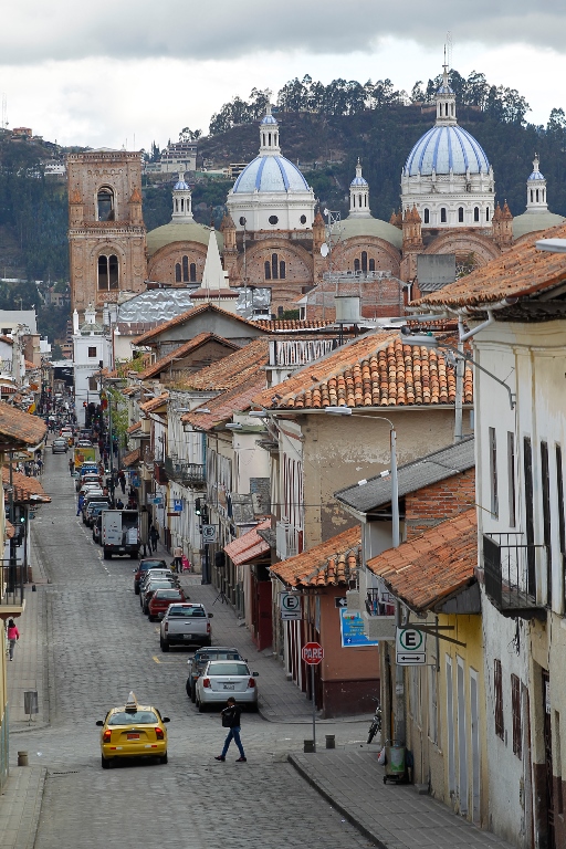 Calles empedradas y tejas color terracota. Al fondo la deslumbrante Iglesia Catedral de la Inmaculada Concepción. Foto tomada de www.cuenca.com.ec