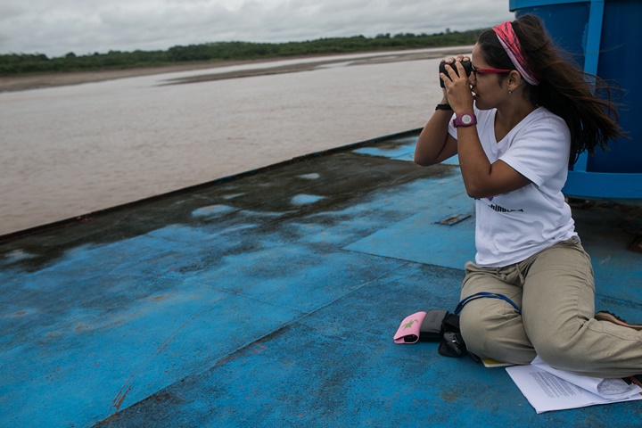 Elizabeth Campbell, responsable de la expedición, registrando delfines en algún punto de la ruta. Sebastián Castañeda / WWF Perú