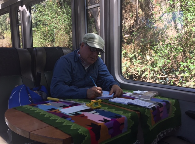 Escribiendo estas notas en uno de los cómodos vagones del Vistadome de Peru Rail.