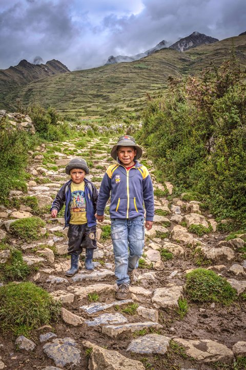 Tramo Huánuco Pampa - Huamachuco, niños trasladándose por camino inca en Soledad de Tambo, huari, Ancash. Foto Ministerio de Cultura.