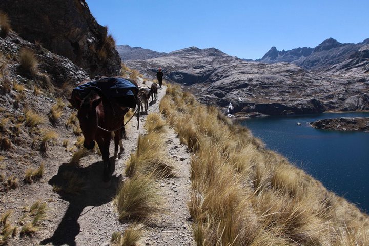 Tramo Xauxa - Pachgacamac, trazo de camino aledaño a la laguna Mullucocha, Tanta, Yauyos, Lima. Foto Ministerio de Cultura,