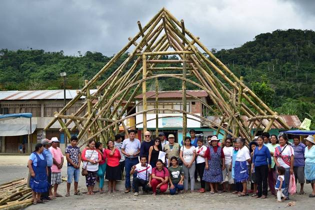 Yesenia Jilahuanco y bambuseros reunidos en Pillcopata construyeron local de info turística en distrito de Kosñipata. Foto Yesenia Jilahuanco