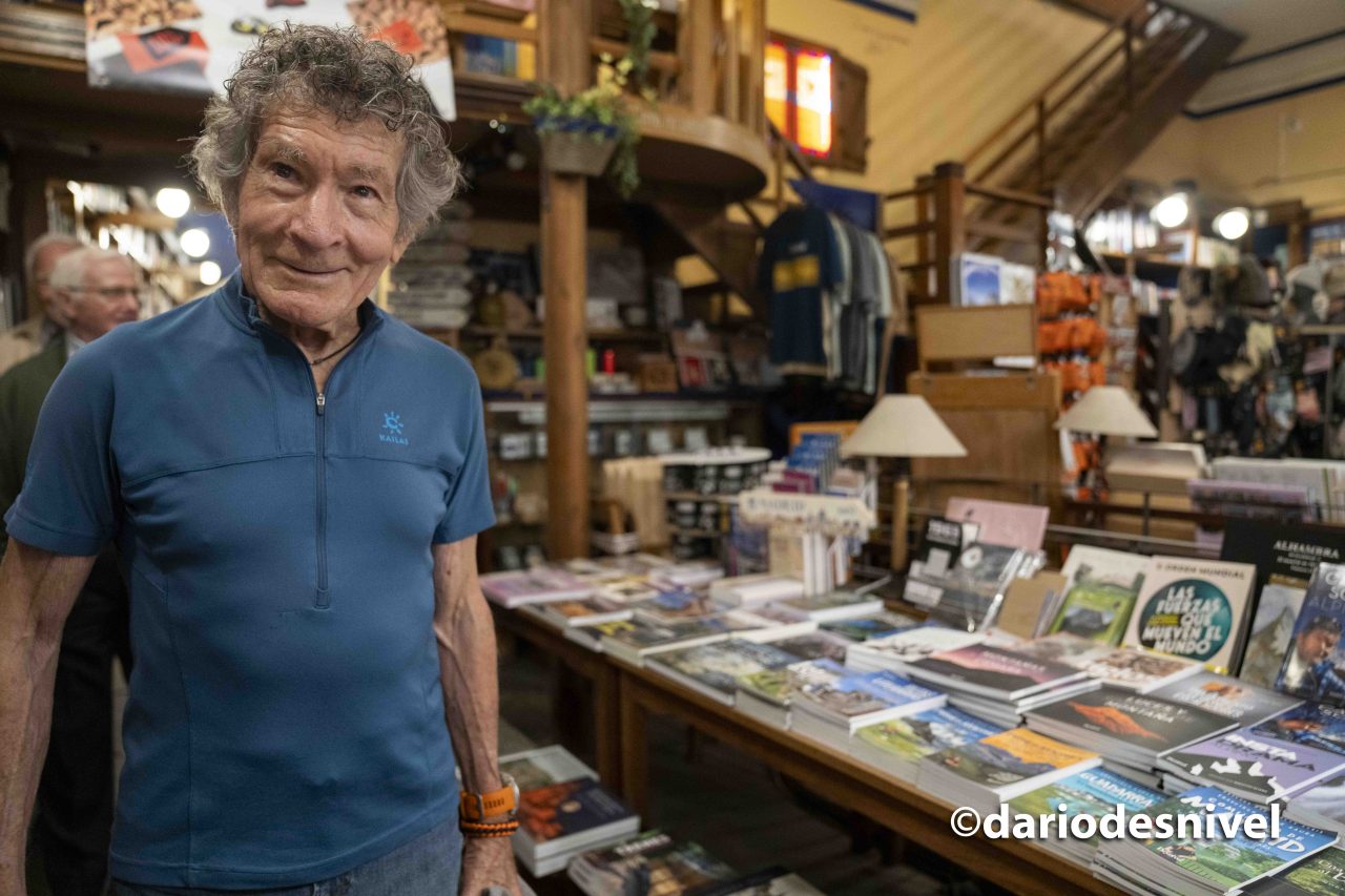 carlos-soria-en-la-libreria-desnivel-a-su-regreso-del-manaslu-07034